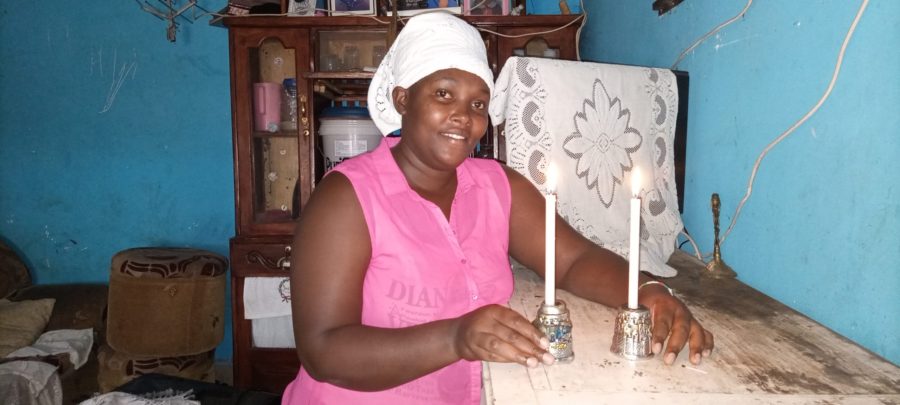 KKSY woman lighting her Shabbat Candles